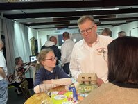 Leonie Longerich (kommende Kindertollität Gleuel) erzielt beim Osterschießen der Schützen in Fischenich mehr Punkte als Ihr Prinzenführer Johannes